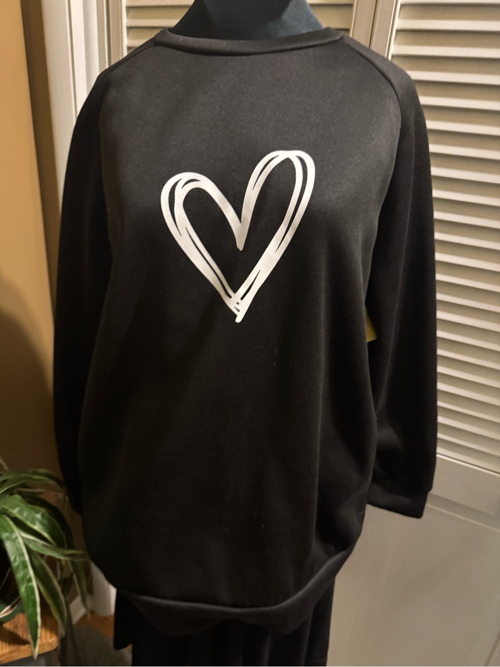 Black Heart Graphic Women's Sweater - Casual Pullover